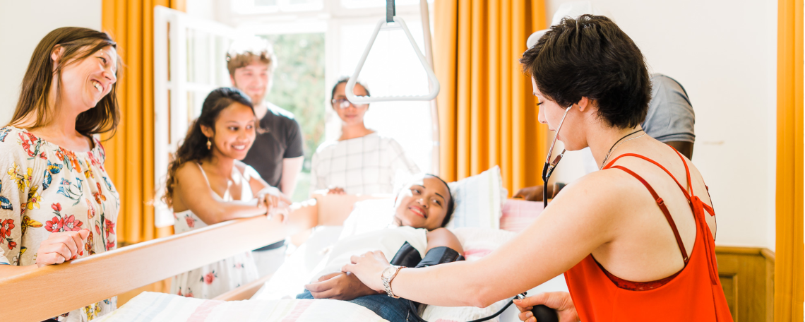 (2027/04) Schulplatz an der Berufsfachschule für Pflege, 1. Bild